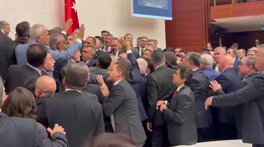 Alpay Özalan'ın Ahmet Şık'a saldırıp kaçmasının yakın görüntüleri ortaya çıktı - Resim: 8